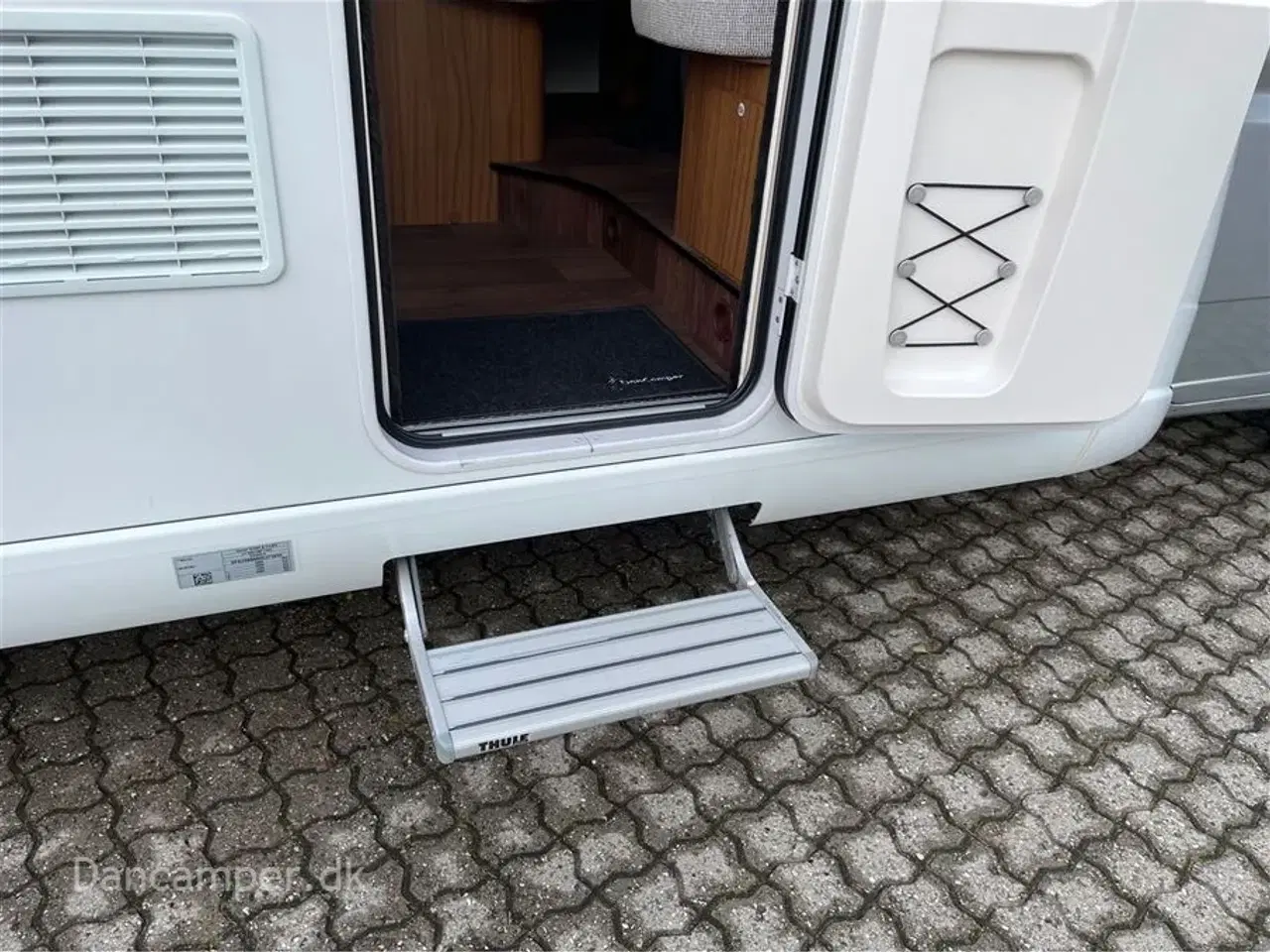 Billede 5 - 2020 - Hymer Tramp CL 698   Fiat Hymer T 698 CL QB, interiør med look af kirsebærtræ, flot, 150 Hk og automatgear. Kun kørt 9.700 km