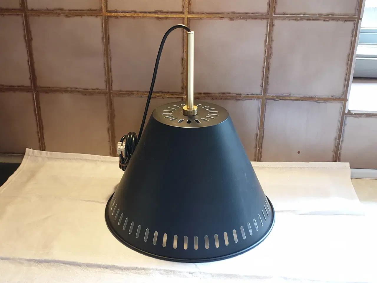 Billede 1 - Loftslampe sort metal Model Pine NY PRIS