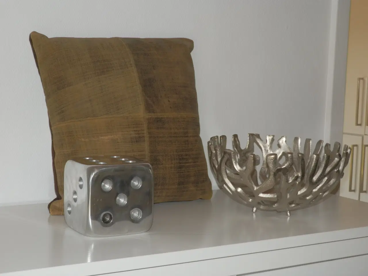 Billede 4 - Furre Hause metal skål, terning og læderpude.