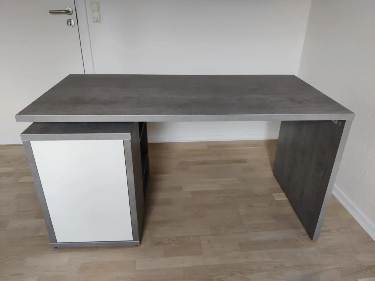 Billede 4 - Skrivebord med indbygget skab 