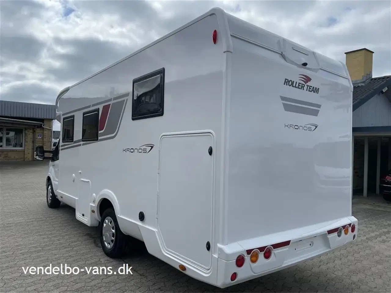 Billede 2 - 2023 - Rollerteam Kronos 265TL Comfort Power Selekt   Elektrisk justerbar fritstående dobbeltseng i bag og el-seng under loftet over siddegruppen - 5 S. selepladser