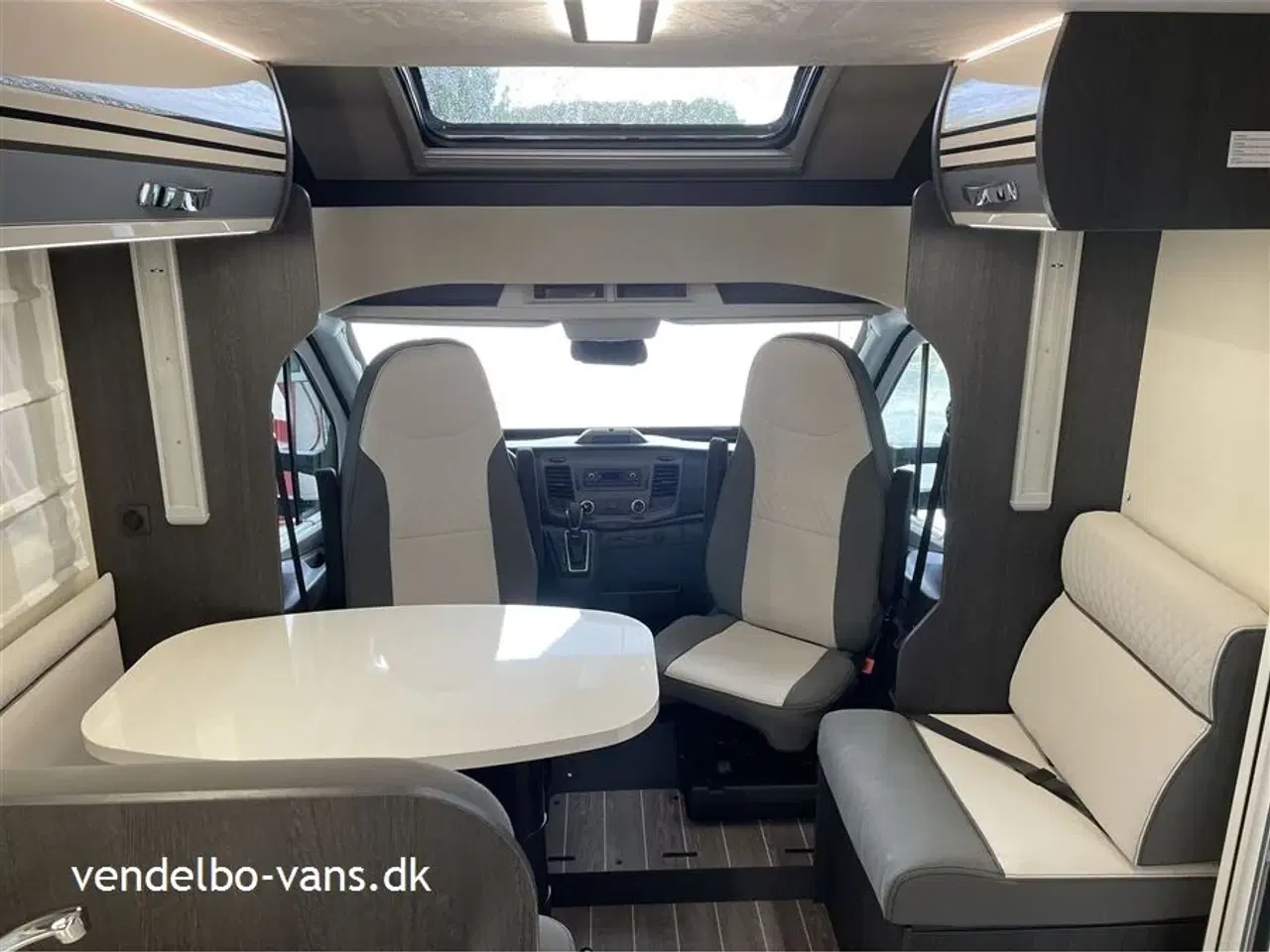 Billede 15 - 2023 - Rollerteam Kronos 265TL Comfort Power Selekt   Elektrisk justerbar fritstående dobbeltseng i bag og el-seng under loftet over siddegruppen - 5 S. selepladser