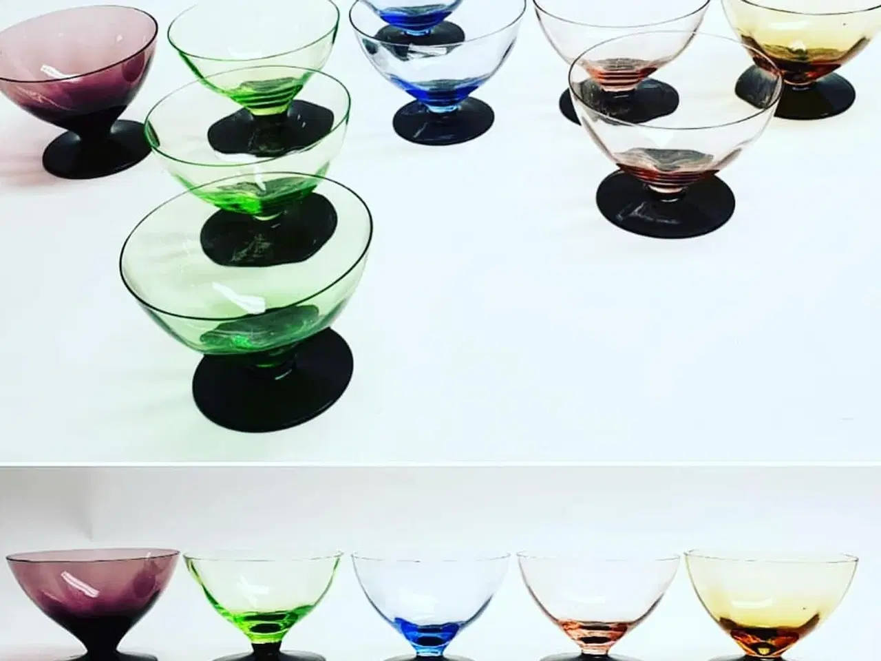 Billede 1 - Farvede antikke glas med sort fod, H 7 cm • D 9 cm