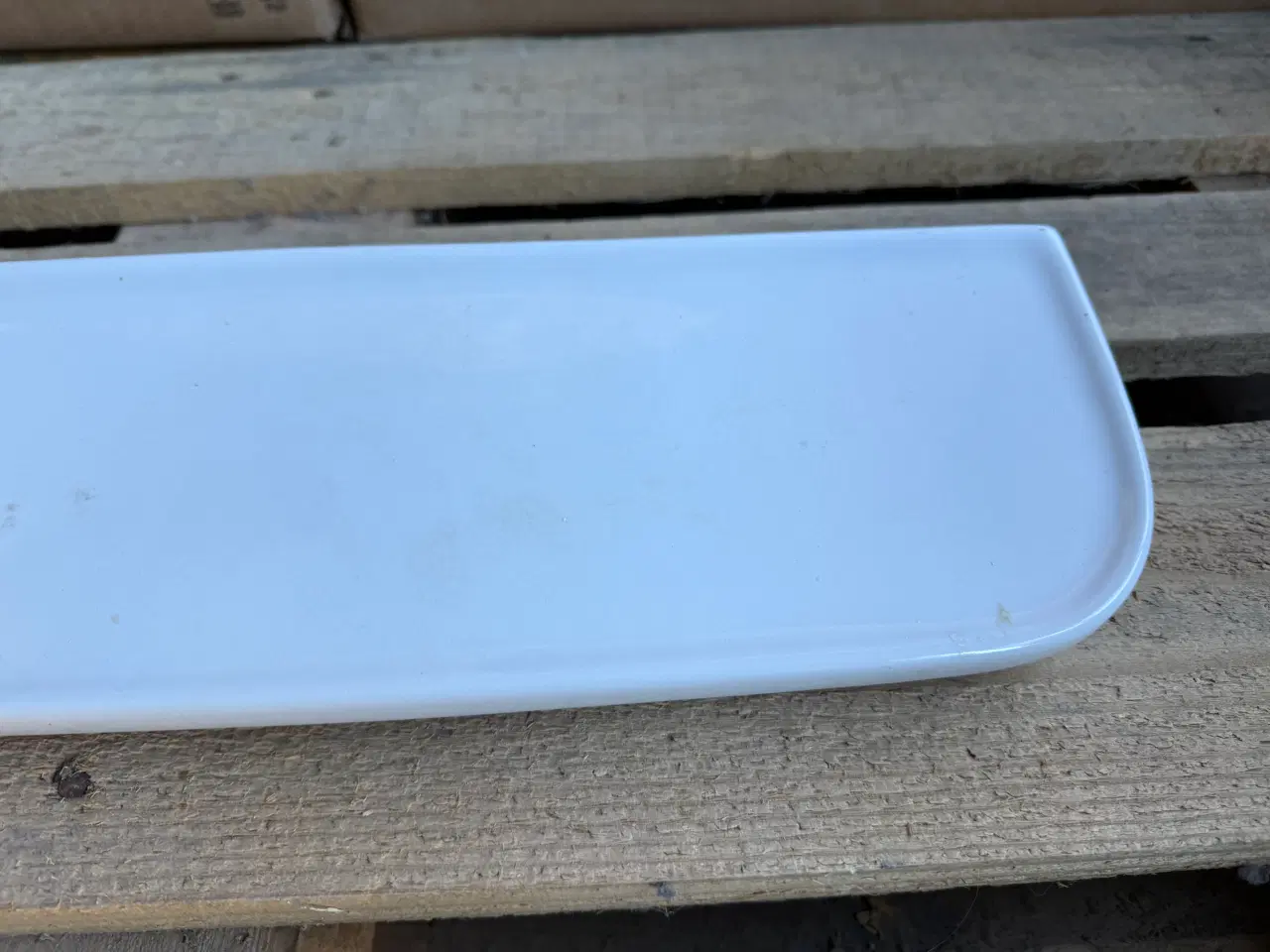 Billede 3 - Hvid porcelæns badeværelseshylde.
