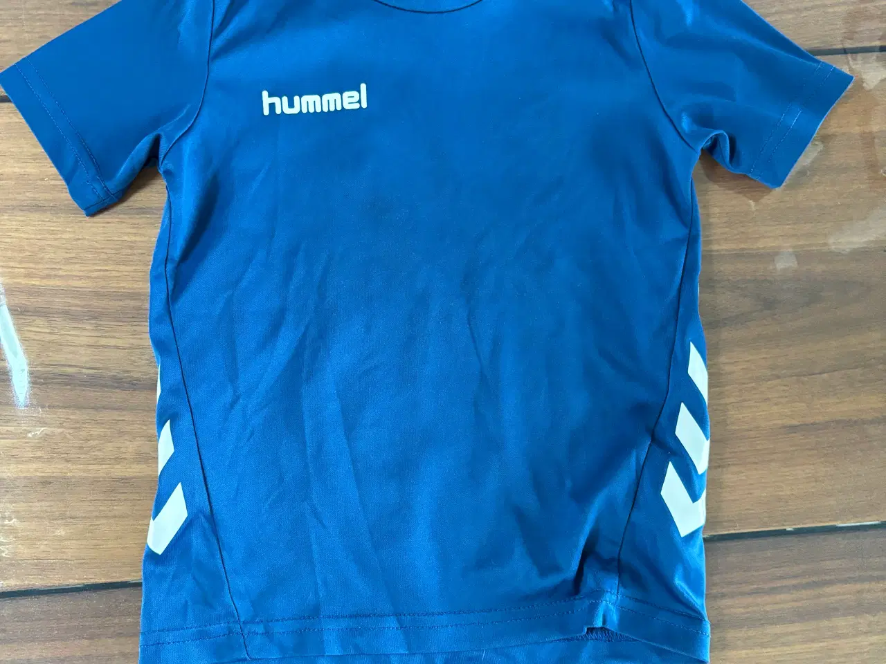Billede 3 - Hummel træningssæt str 104