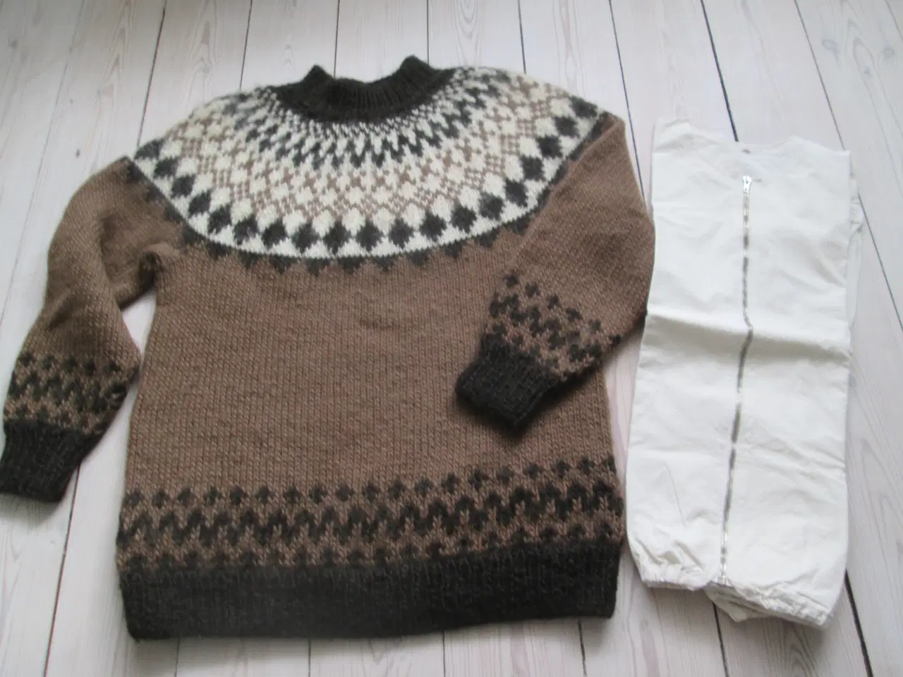 Billede 1 - Håndstrikket Sweater og vindtæt underbluse