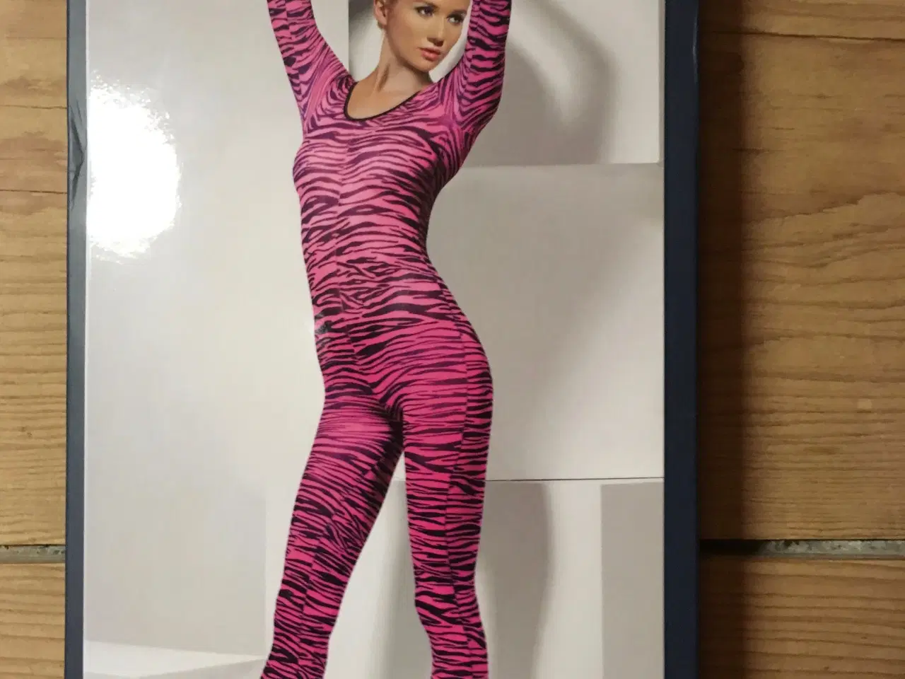 Billede 1 - 80'er kostume, zebra jumpsuit str S / 38 inkl frag