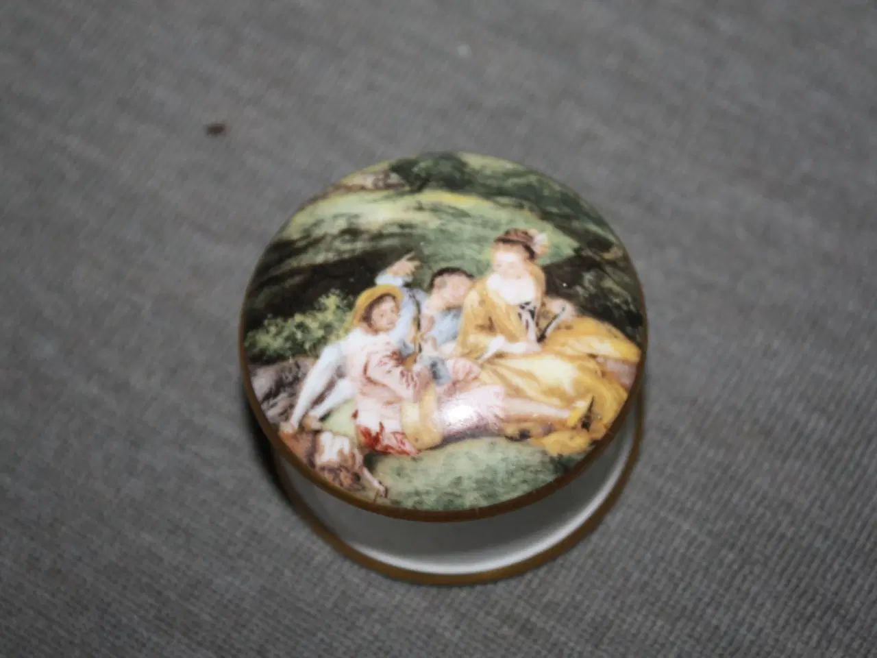 Billede 4 - Fine Bone China Crown Staffordshire pilleæske