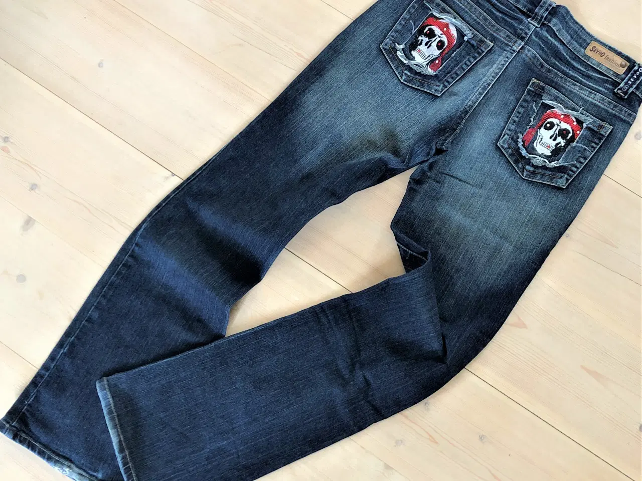 Billede 1 - JEANS MED PIRATER _ cowboybukser sørøver