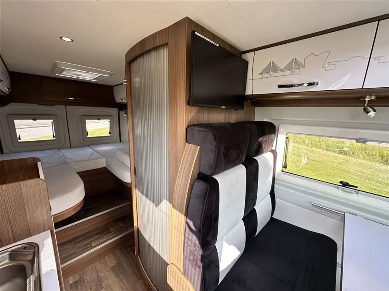 Billede 16 - 2021 - Bravia 636 140 Hk Edition 30   Campervan med langsgående senge og god indretning Kørt 20,500 Km.