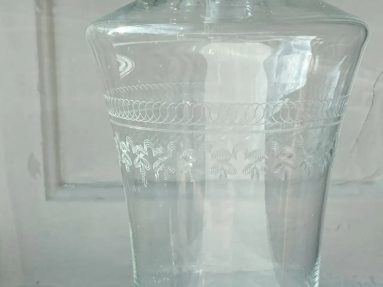 Billede 6 - Karaffel af klart glas m sirlige slibninger