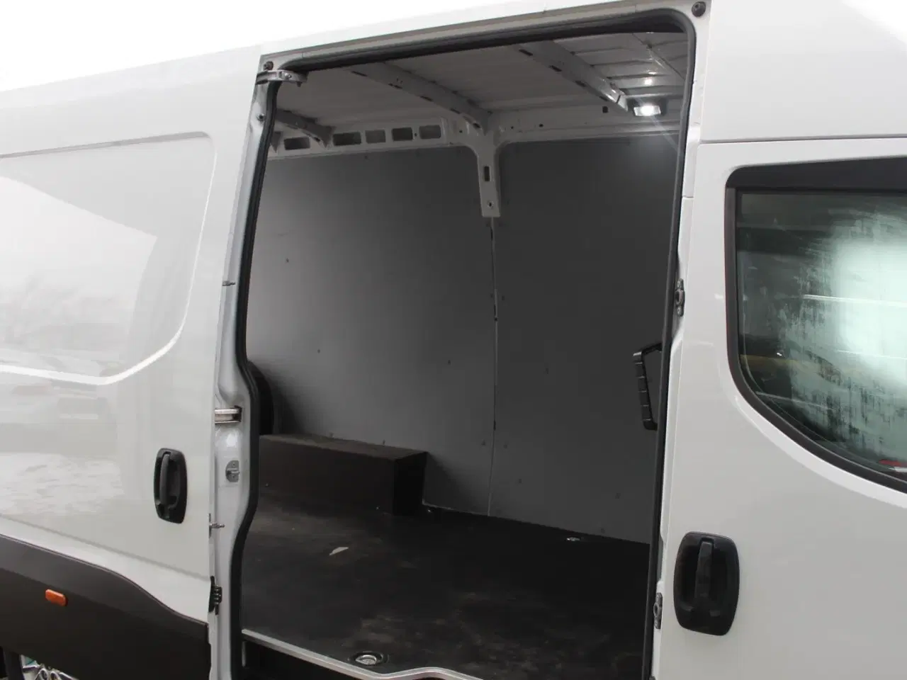 Billede 9 - Iveco Daily 3,0 35S18 12m³ Van AG8