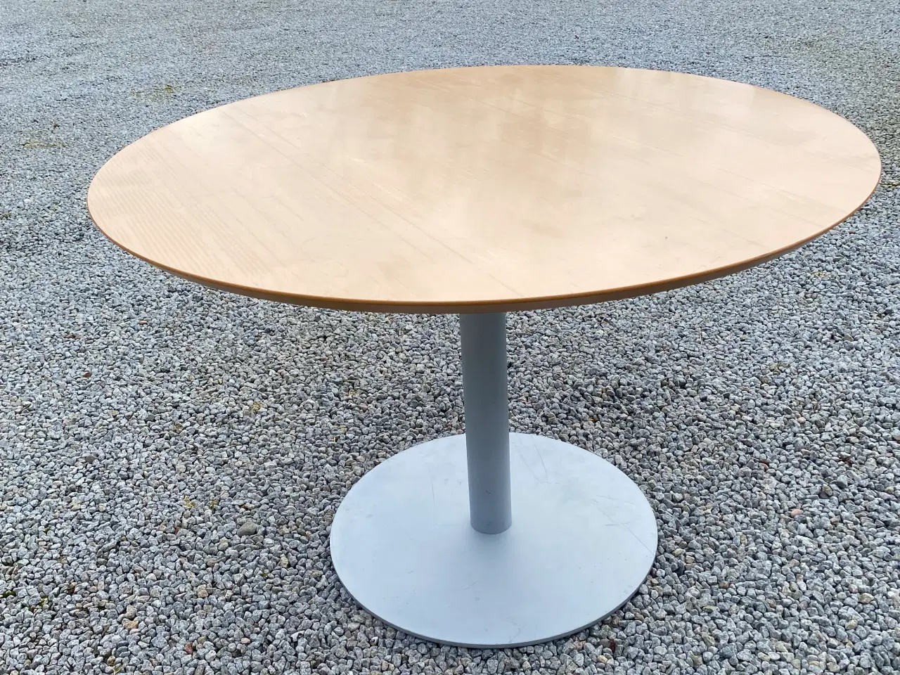 Billede 1 - Rund bord med stabil fod