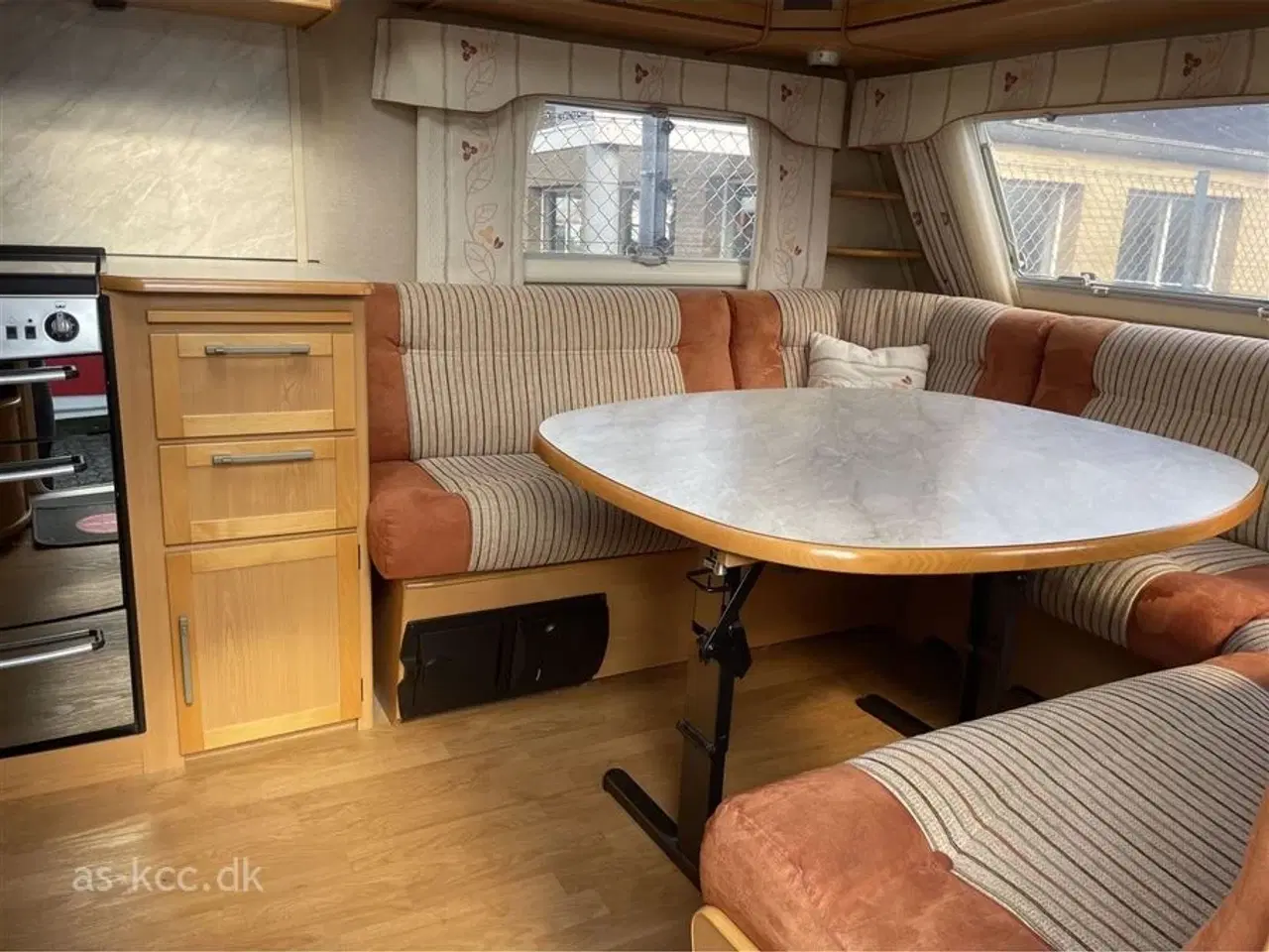 Billede 2 - 2007 - Kabe Royal 560 XL KS   Kabe Royal 560 XL KS årg. 2007 incl.Kampa lufttelt ,mover,DuoControl, solceller. 4 sovepladser, 6 siddepladser.