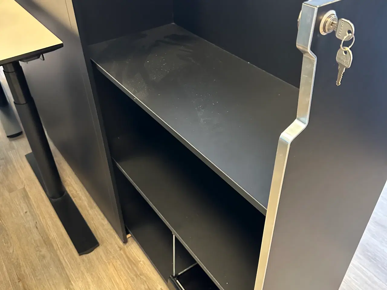 Billede 4 - ArbejdsArkivskab med lås i koksgrå farve som nye.