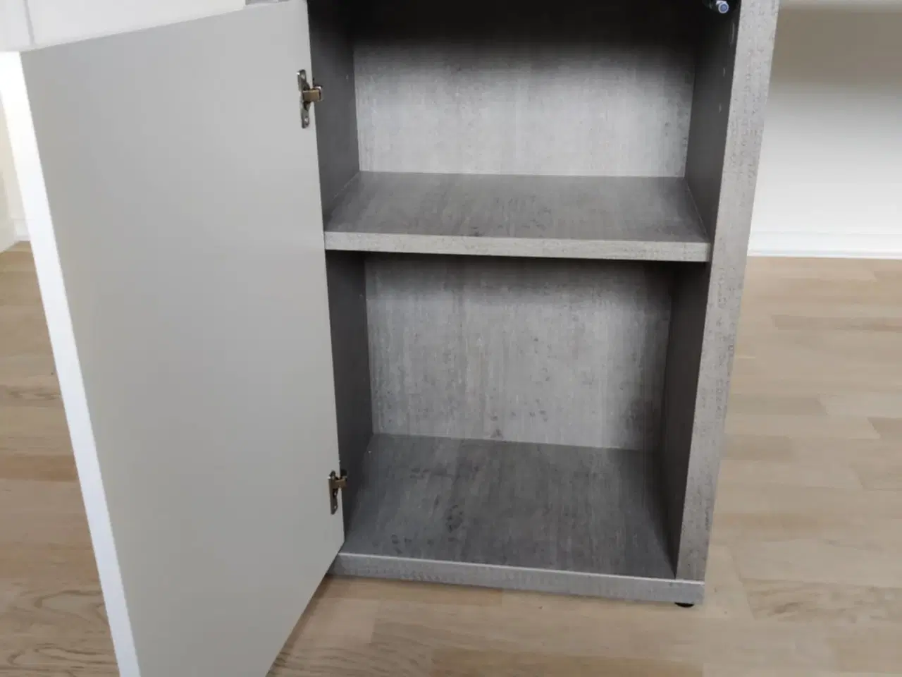 Billede 2 - Skrivebord med indbygget skab 