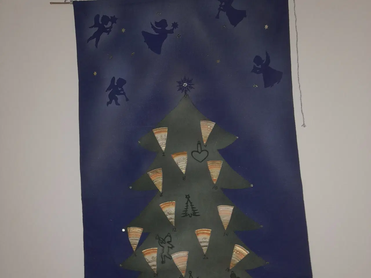Billede 2 - Julekalender i stof, Juletræ med kræmmerhus