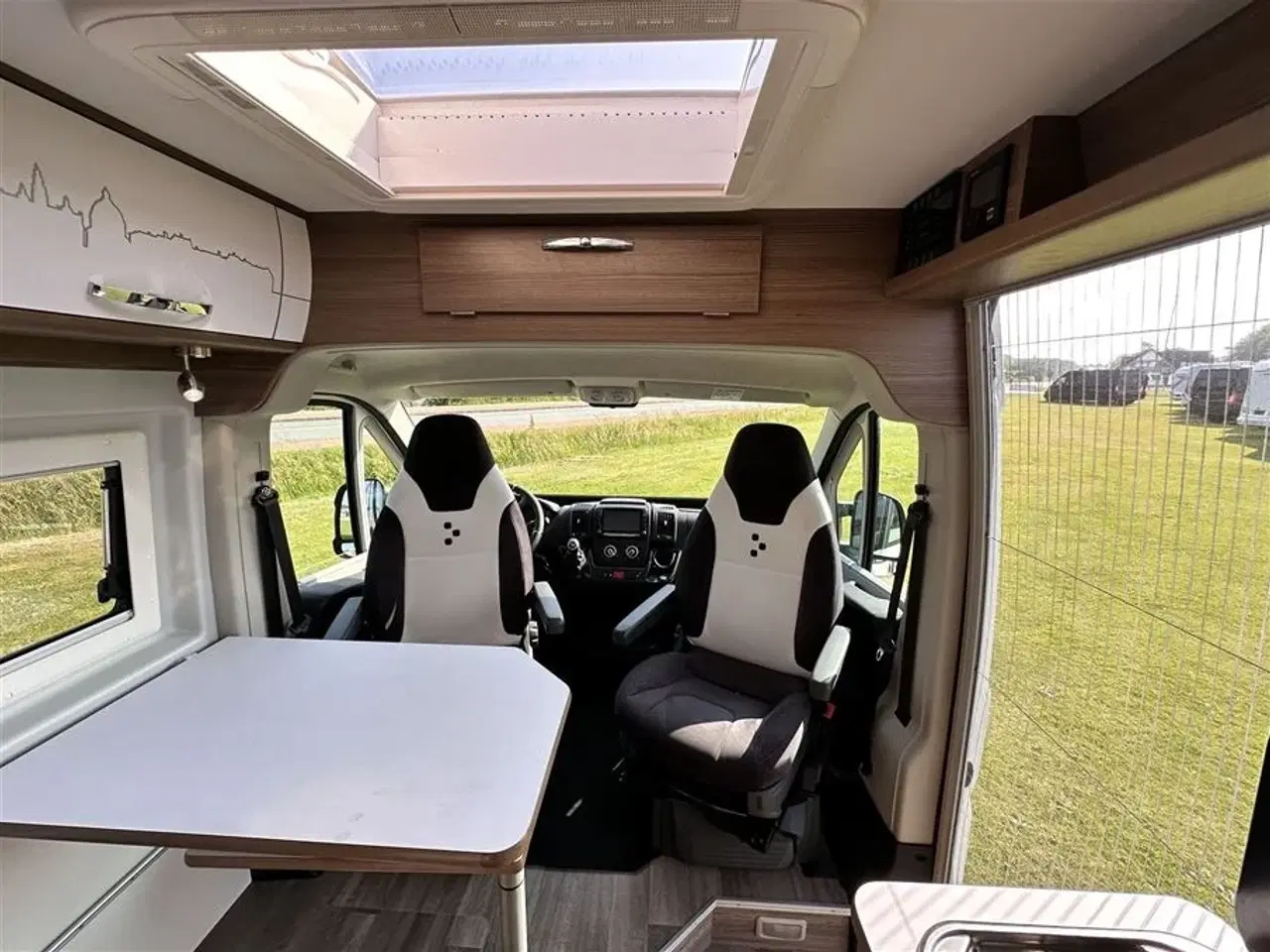 Billede 21 - 2021 - Bravia 636 140 Hk Edition 30   Campervan med langsgående senge og god indretning Kørt 20,500 Km.