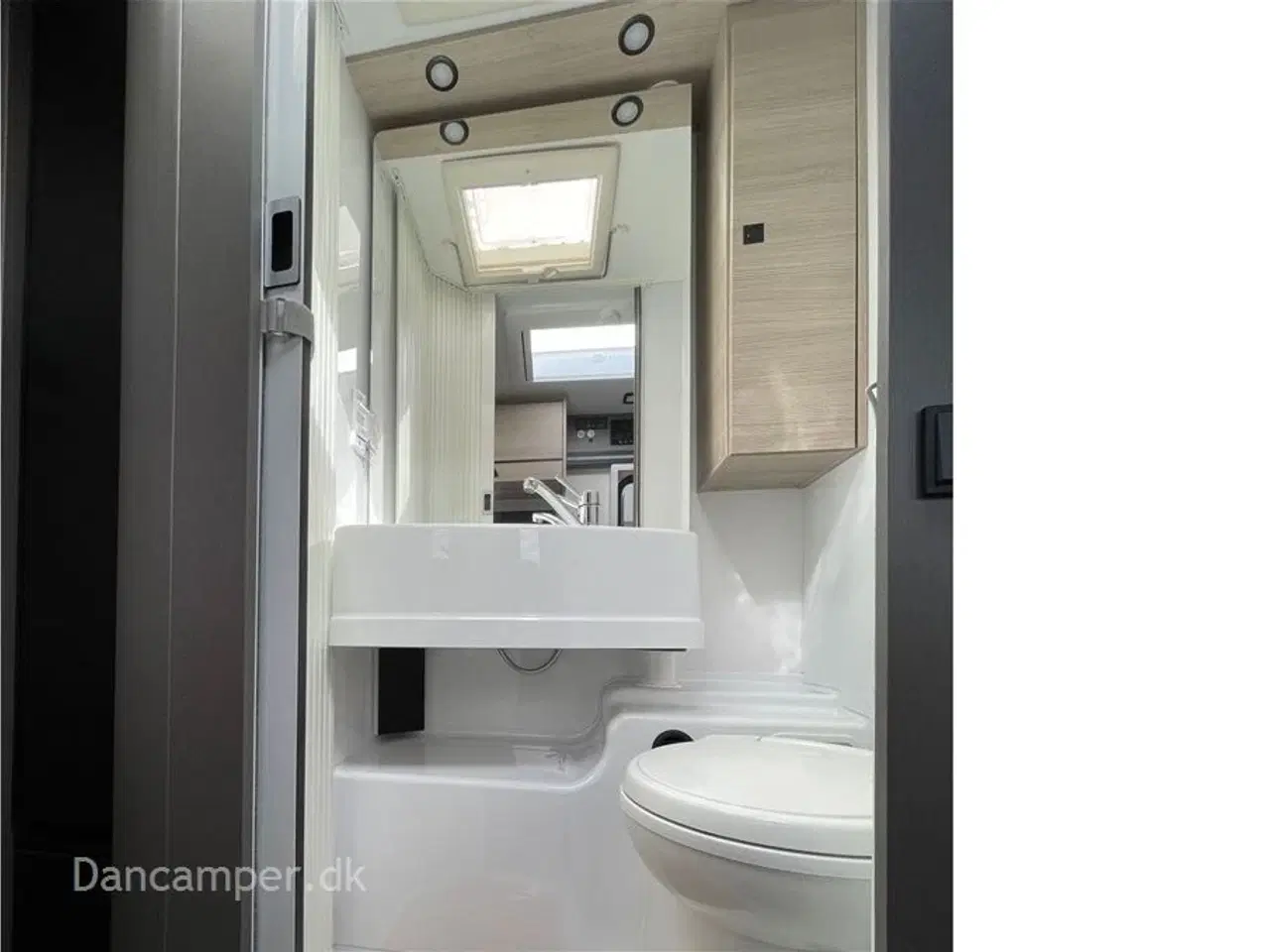 Billede 28 - 2024 - Chausson X650 Exclusive line   Unik cross-over model! Camper med stor Lounge og siddegruppe, sænkeseng, stor garage, Artic-, Connect-, Tilbehørs- og Safetypakke,