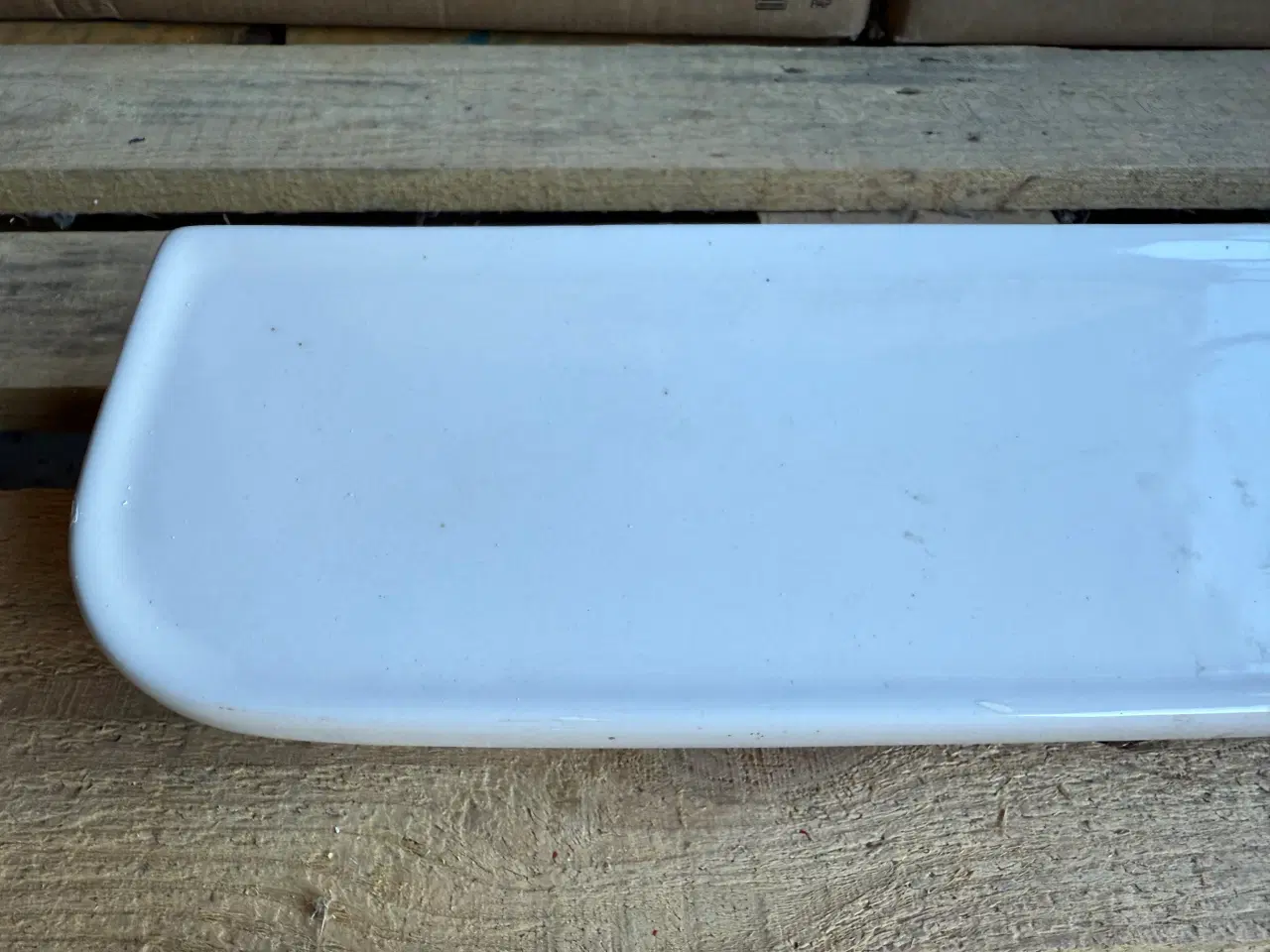 Billede 2 - Hvid porcelæns badeværelseshylde.