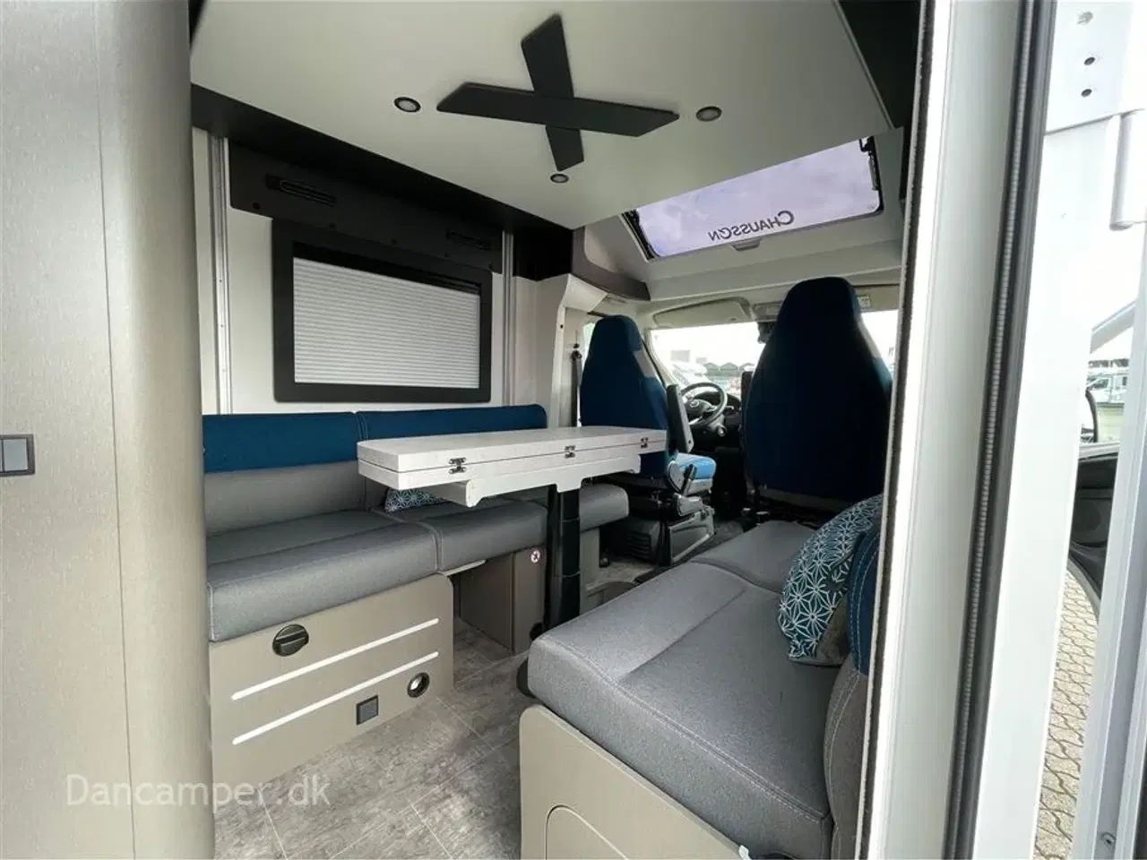 Billede 22 - 2024 - Chausson X650 Exclusive line   Unik cross-over model! Camper med stor Lounge og siddegruppe, sænkeseng, stor garage, Artic-, Connect-, Tilbehørs- og Safetypakke,