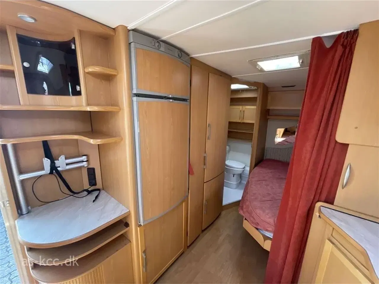 Billede 7 - 2007 - Kabe Royal 560 XL KS   Kabe Royal 560 XL KS årg. 2007 incl.Kampa lufttelt ,mover,DuoControl, solceller. 4 sovepladser, 6 siddepladser.