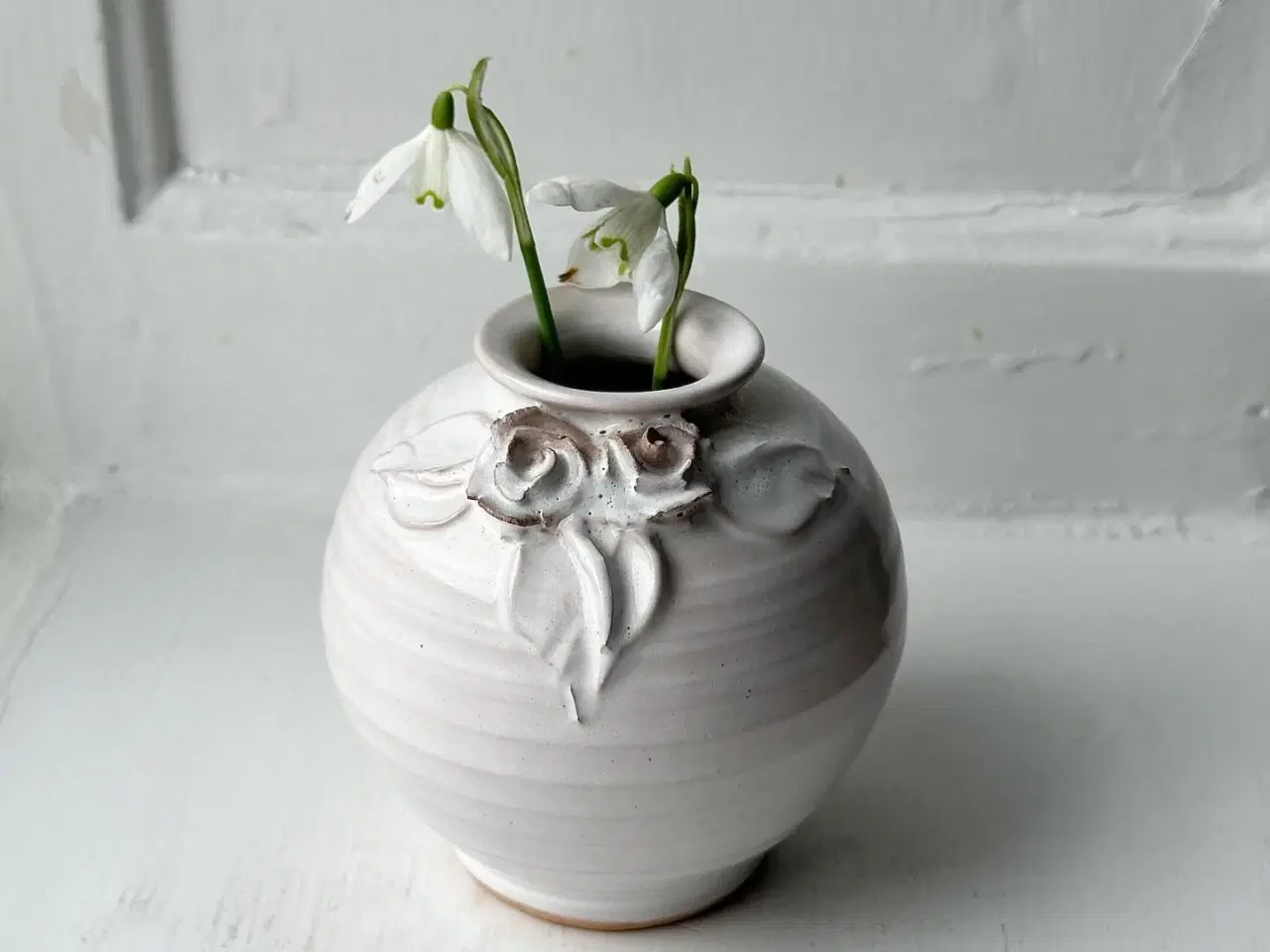 Billede 1 - Lille hvid kuglevase m keramikblomster