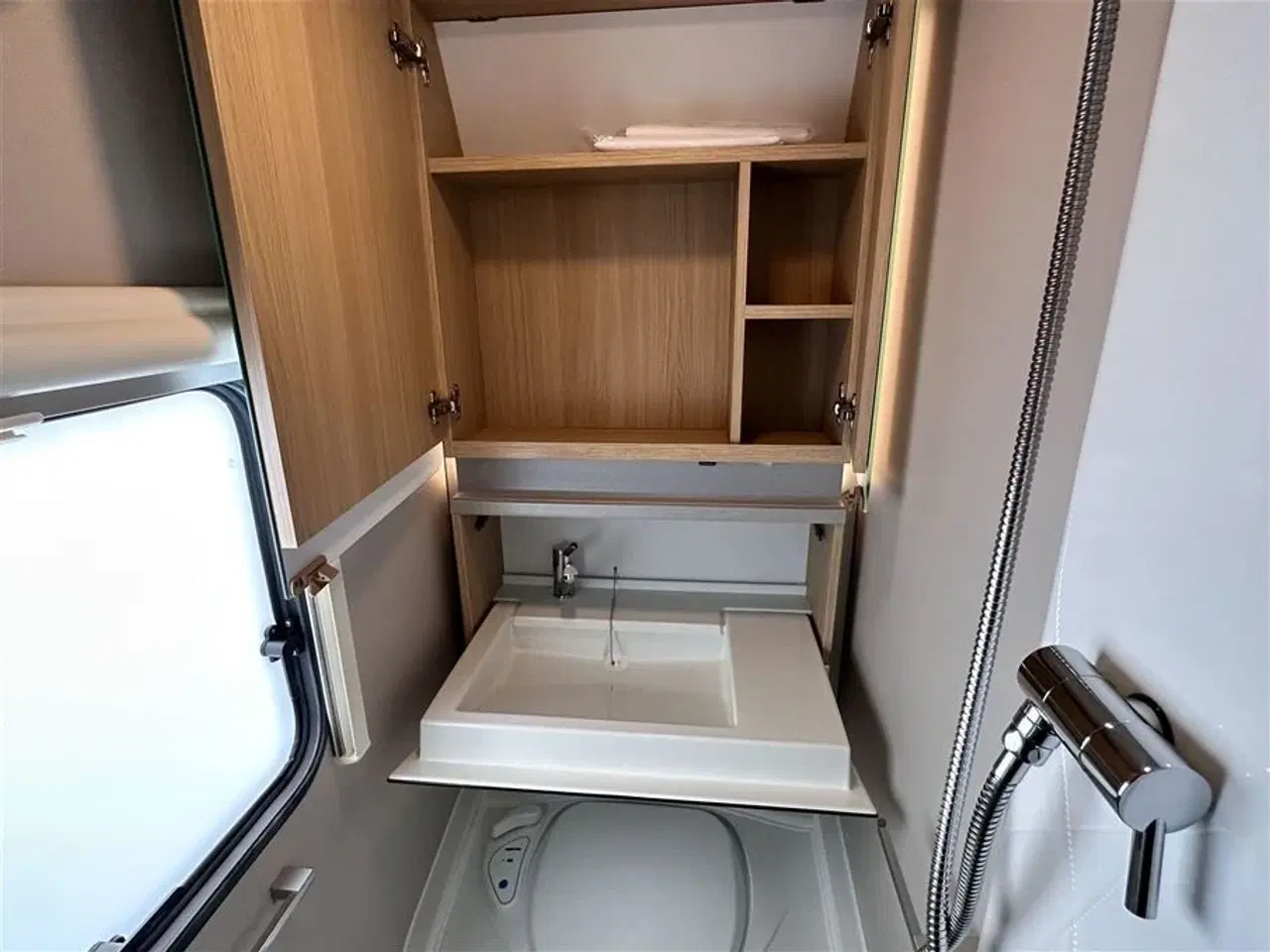 Billede 10 - 2021 - Adria Adora 472 UP   Med fuld automatisk mover og Dometic Ace Air Pro 400 lufttelt.