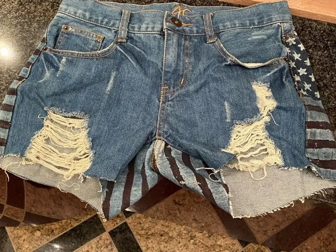 Billede 5 - AC denim shorts med trevler str m