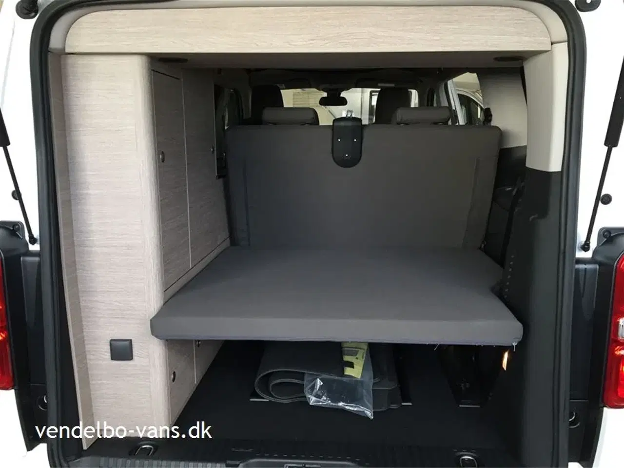 Billede 16 - 2018 - Globecar Campster   Nem og handy med løftetag kun 1,99 m høj - 5 siddepladser - 4 sovepladser