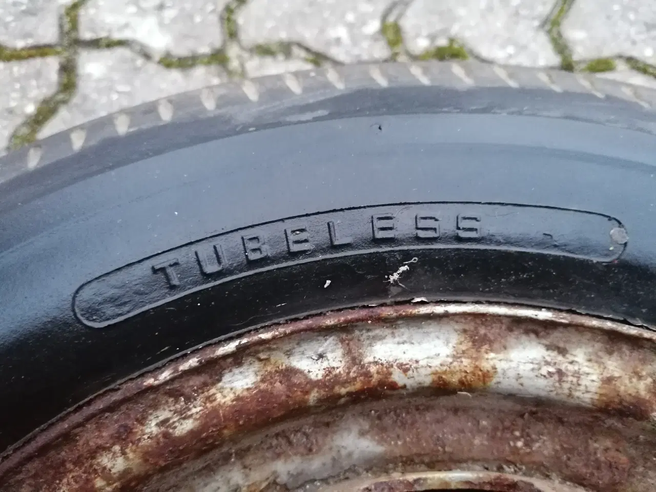 Billede 4 - Dæk 550-12 på Fælg til Veteranbil