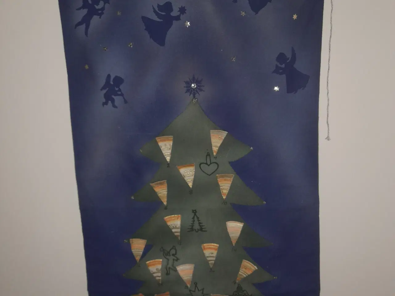 Billede 1 - Julekalender i stof, Juletræ med kræmmerhus