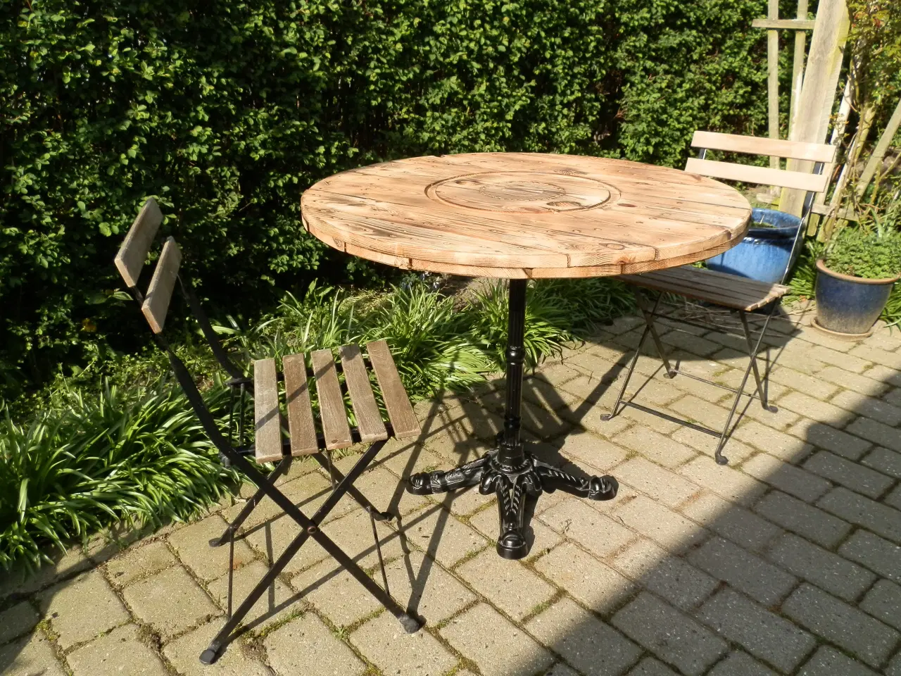 Billede 2 - Kabeltromle Bord med Støbejernsfod og 2 stole