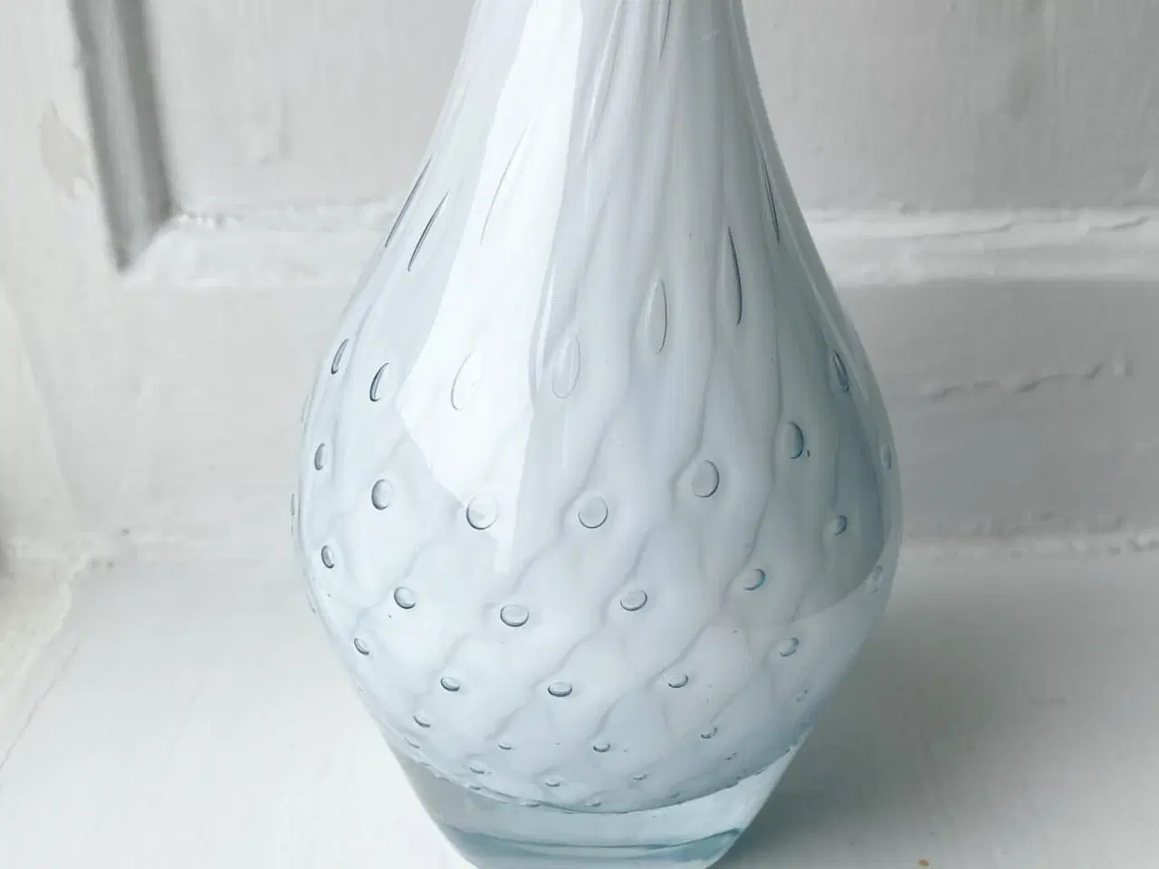 Billede 5 - Hvidt glas m bobler, klar bund