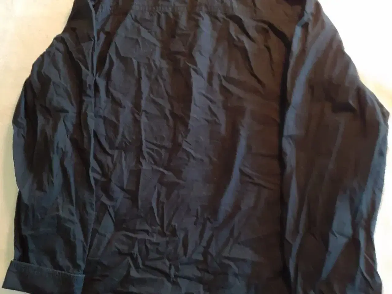 Billede 2 - Skjorte, str. 140, sort, mrk.  Boss, kr. 25,00.