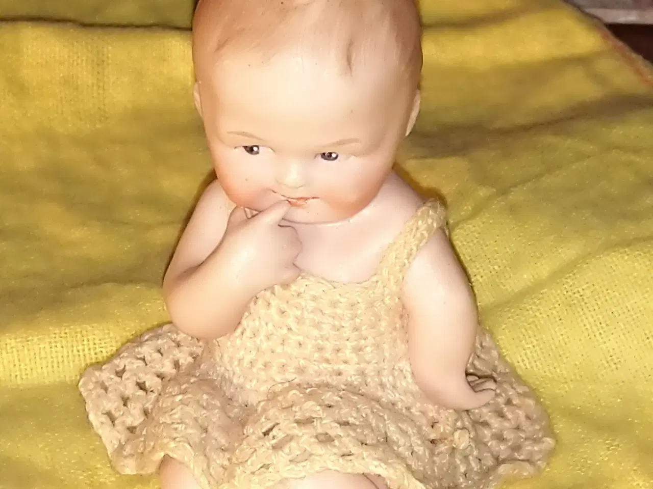 Billede 2 - Porcelænsdukke Siddende