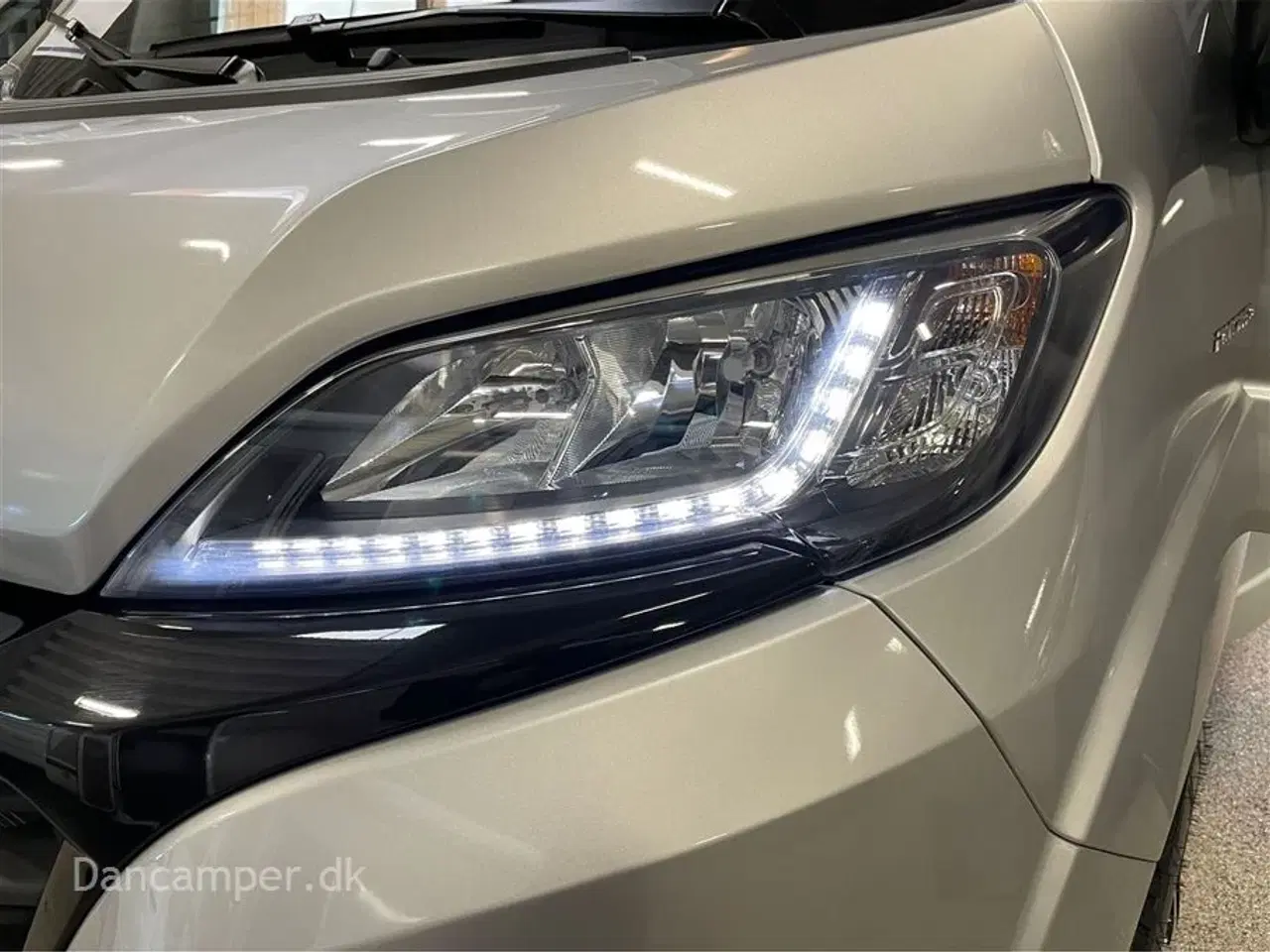 Billede 3 - 2020 - Hymer Tramp CL 698   Fiat Hymer T 698 CL QB, interiør med look af kirsebærtræ, flot, 150 Hk og automatgear. Kun kørt 9.700 km