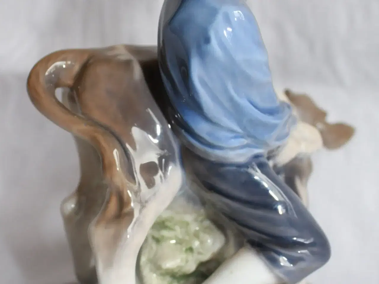 Billede 5 - Dreng med kalv, figur fra Royal Copenhagen