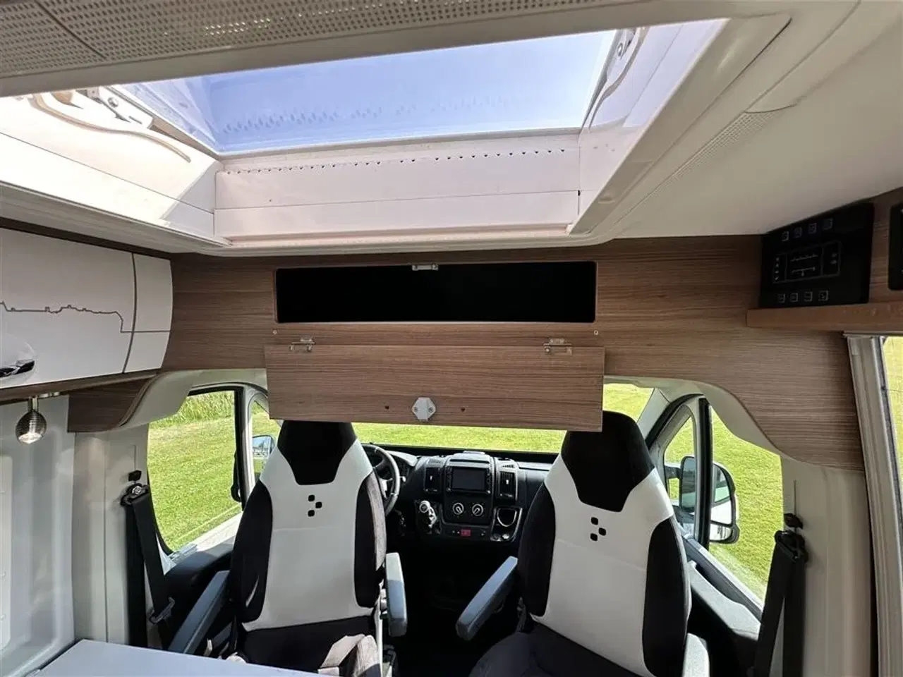 Billede 22 - 2021 - Bravia 636 140 Hk Edition 30   Campervan med langsgående senge og god indretning Kørt 20,500 Km.