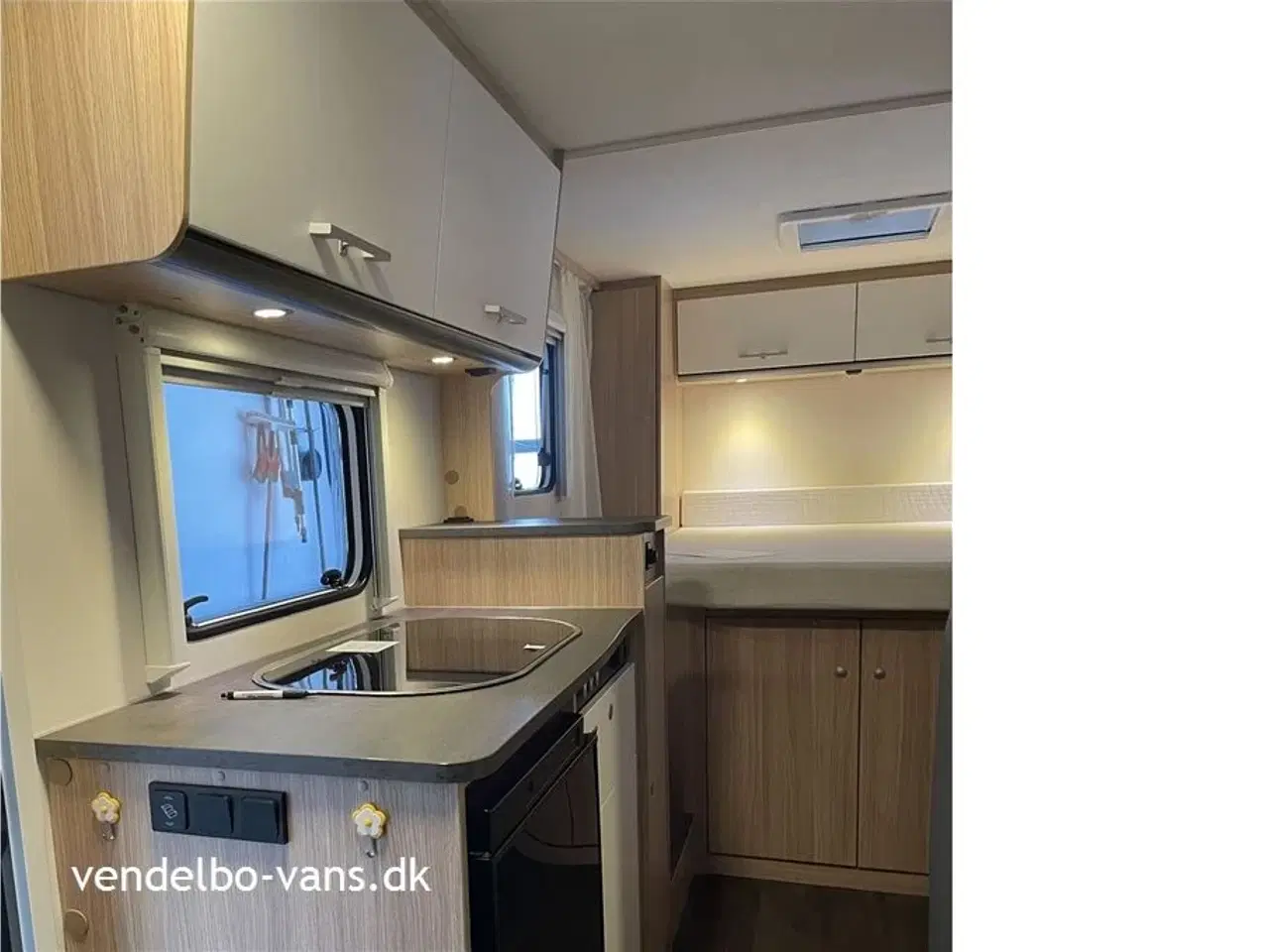 Billede 5 - 2022 - SunLight VAN V69   Fritstående dobbeltseng i bag