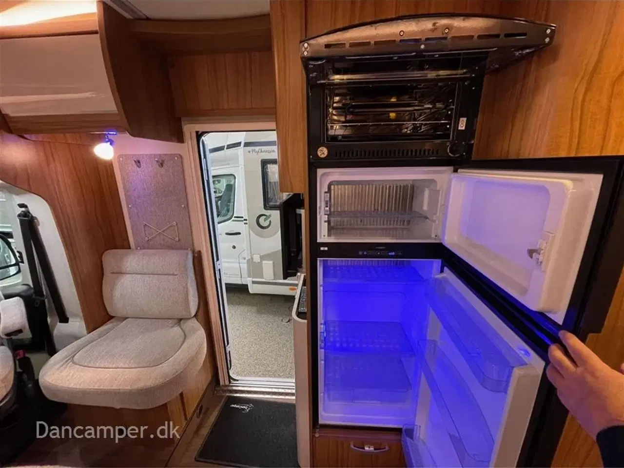 Billede 28 - 2020 - Hymer Tramp CL 698   Fiat Hymer T 698 CL QB, interiør med look af kirsebærtræ, flot, 150 Hk og automatgear. Kun kørt 9.700 km