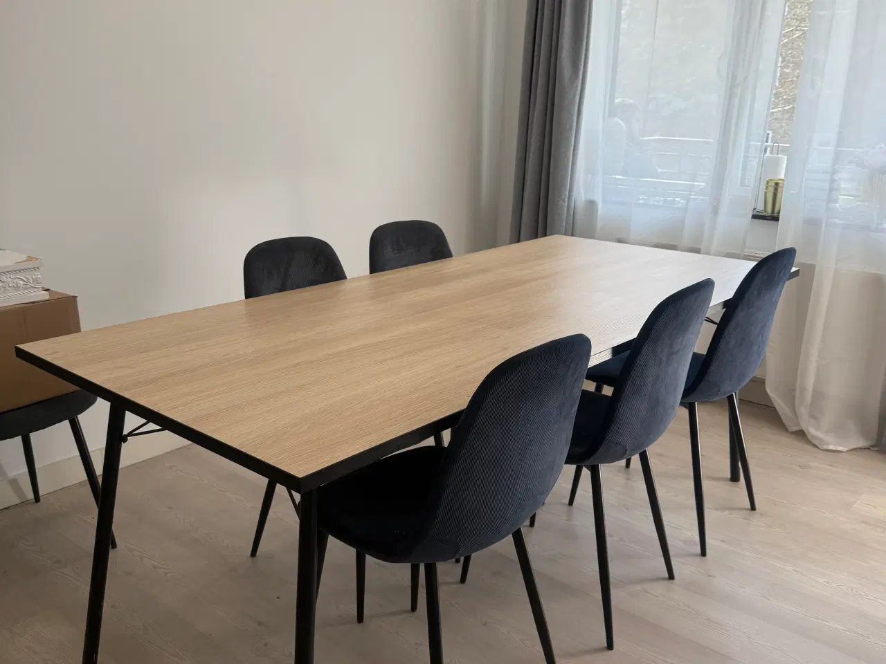 Billede 1 - Spisebord med træ look