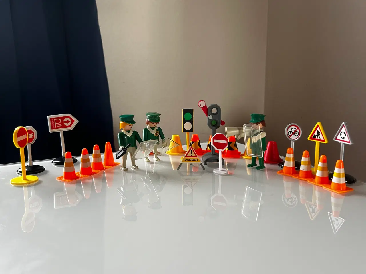 Billede 8 - Playmobil vej skilte med figurer