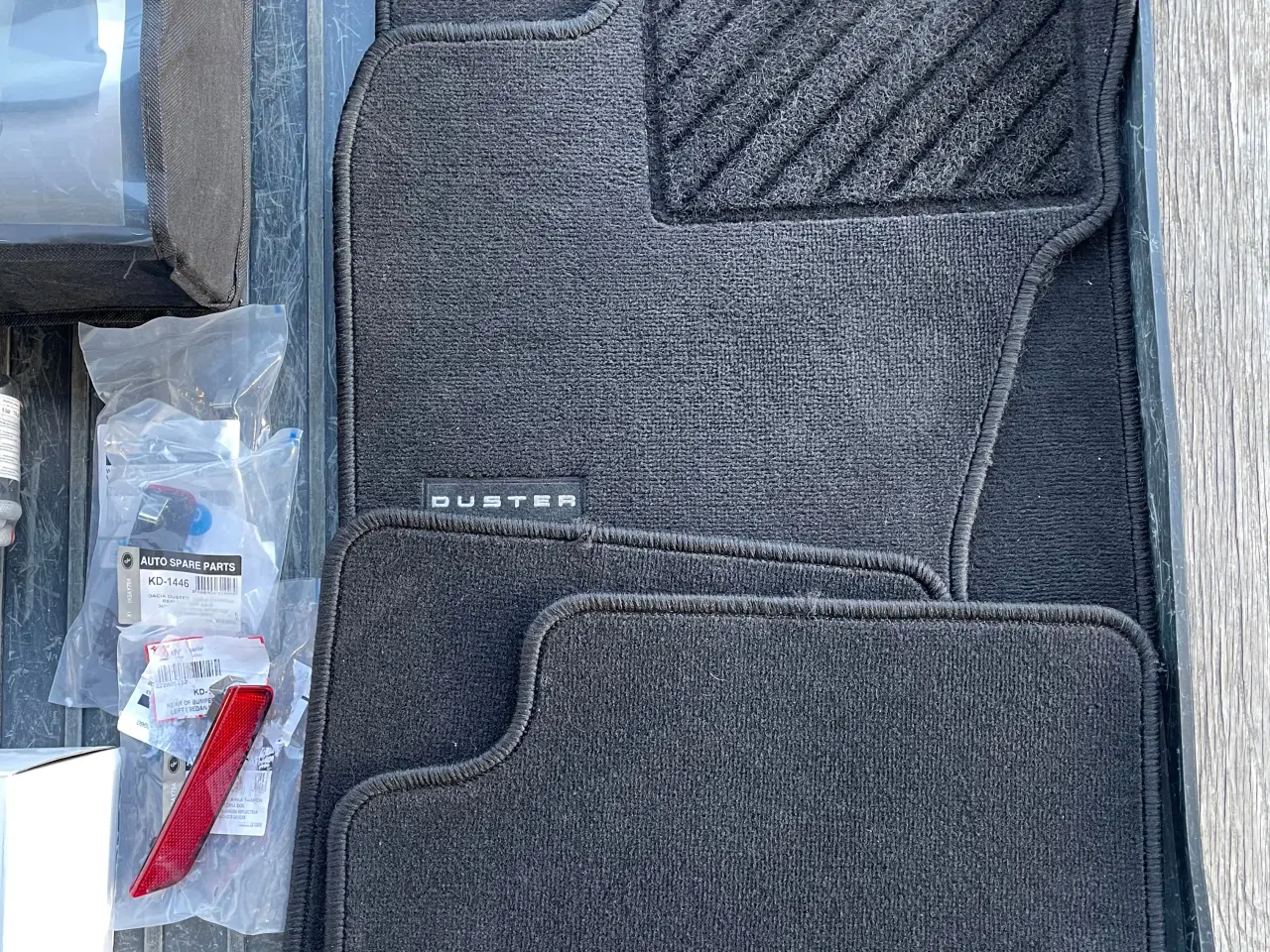 Billede 11 - Dacia Duster tilbehør, bagrefleks dækrep. bagbakke