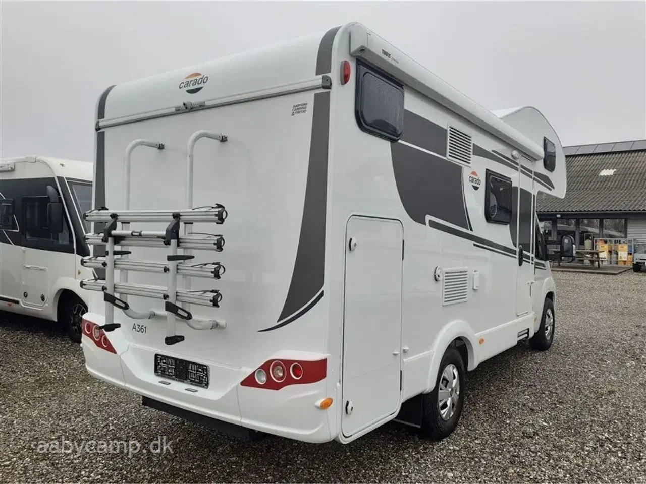 Billede 2 - 2022 - Carado A361   Alkove model. 6 selepladser. elekstrisk trin. cykelstativ til 4 cykler.