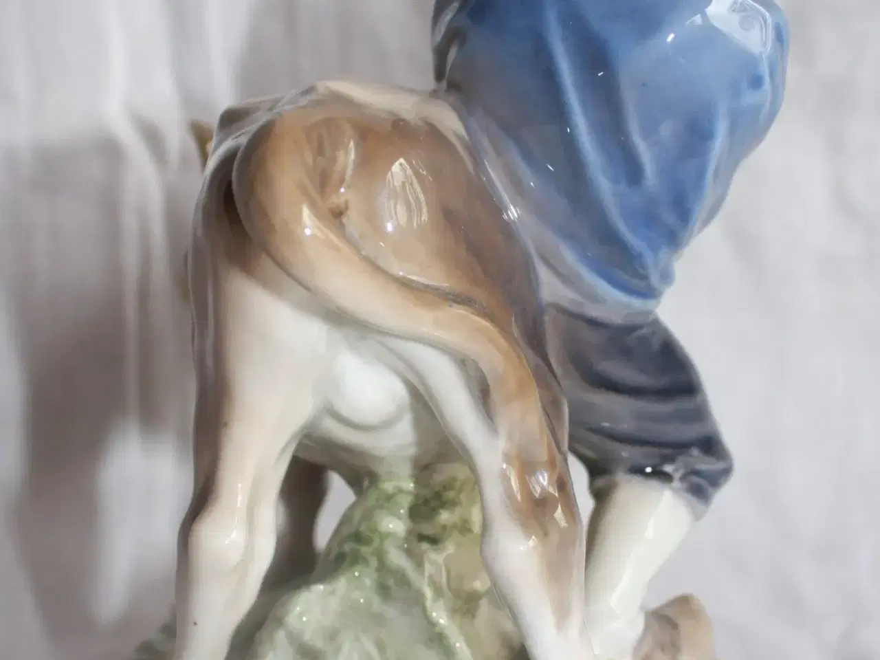Billede 4 - Dreng med kalv, figur fra Royal Copenhagen