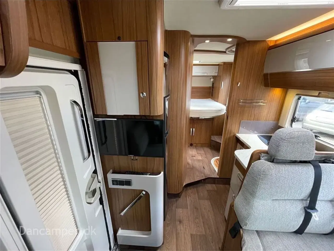 Billede 11 - 2020 - Hymer Tramp CL 698   Fiat Hymer T 698 CL QB, interiør med look af kirsebærtræ, flot, 150 Hk og automatgear. Kun kørt 9.700 km