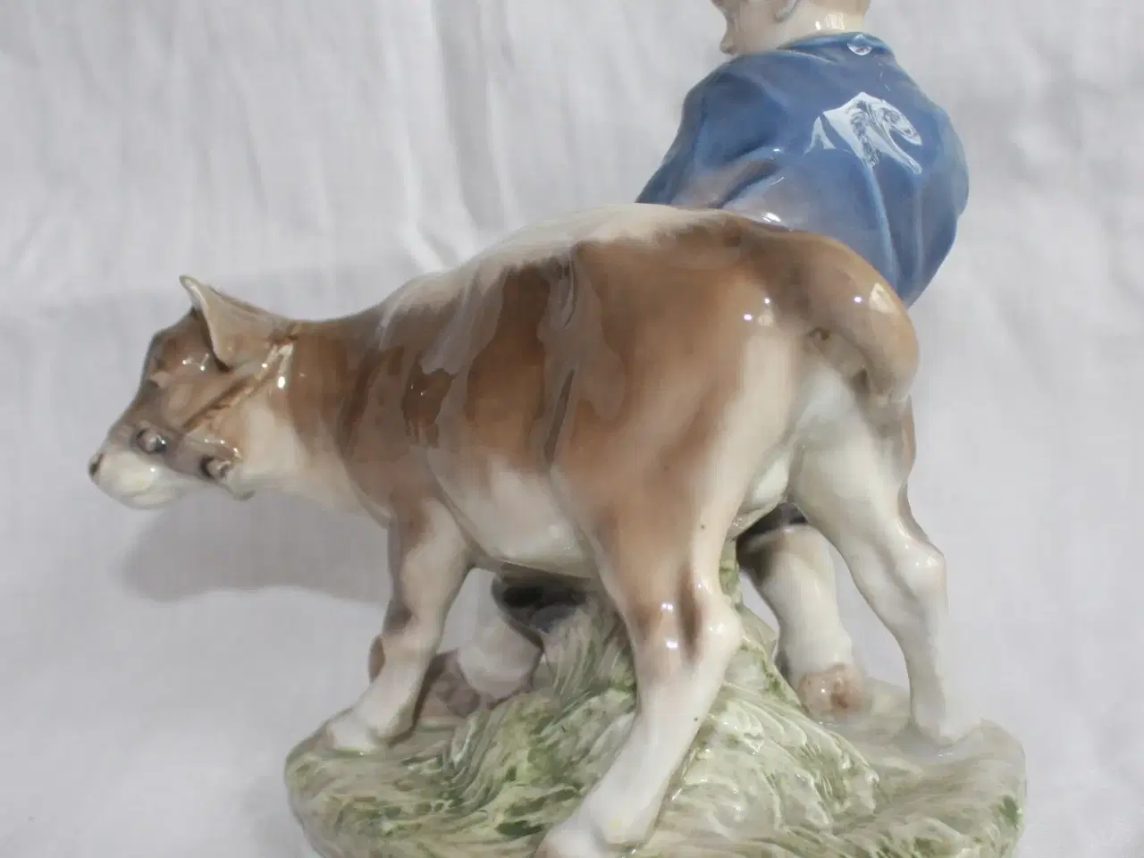 Billede 3 - Dreng med kalv, figur fra Royal Copenhagen