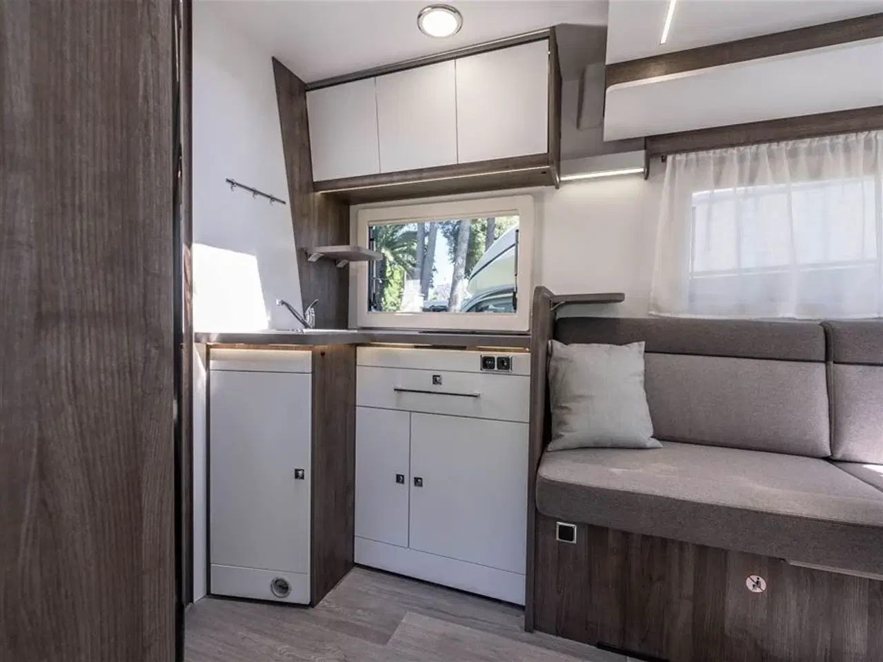 Billede 7 - 2025 - Benimar Tessoro 488 SELECT   Rummelig camper med face-to-face siddegruppe