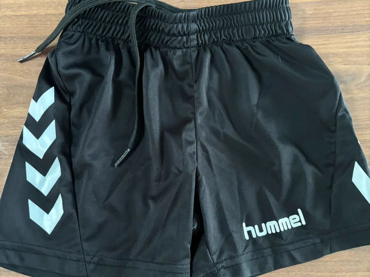 Billede 4 - Hummel træningssæt str 104